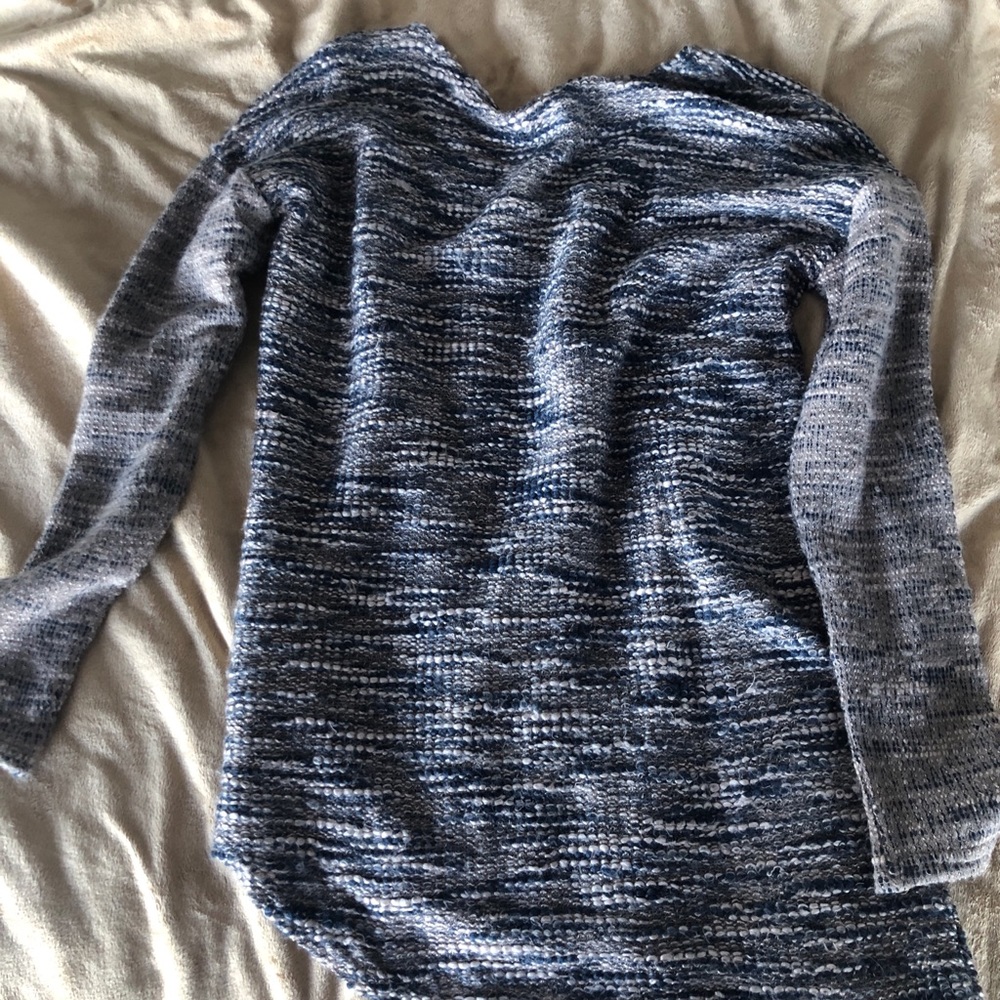 K LD Signature Ladies top pretty woven colors-blue, gray, white.Warm and comfy. - Picture 4 of 9